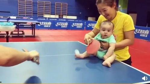 宝宝拍球视频,萌娃运动瞬间，展现无限活力